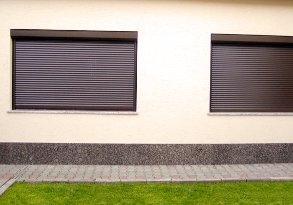 Usi de garaj model lis